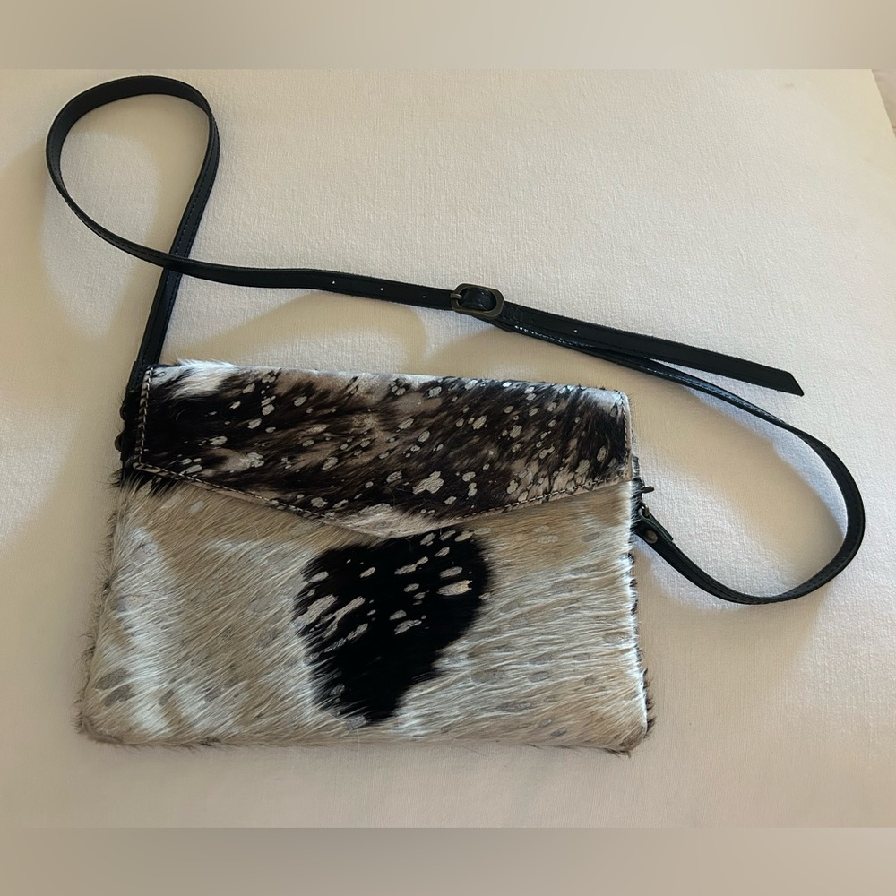 EXCELLENT AMERICAN DARLING METALLIC COWHIDE ADJUSTABLE CROSSBODY BAG 11” X 8”